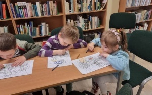 "Międzynarodowy Dzień Pisarzy" - zajęcia biblioteczne w grupie 5 - 6 latków (1)