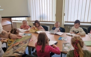 "Międzynarodowy Dzień Pisarzy" - zajęcia biblioteczne w grupie 5 - 6 latków (3)