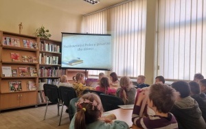 "Międzynarodowy Dzień Pisarzy" - zajęcia biblioteczne w grupie 5 - 6 latków (4)