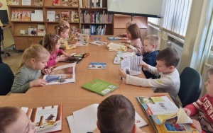 "Międzynarodowy Dzień Pisarzy" - zajęcia biblioteczne w grupie 5 - 6 latków (5)