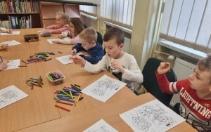 "Międzynarodowy Dzień Pisarzy" - zajęcia biblioteczne w grupie 5 - 6 latków (6)