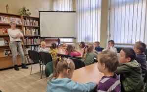 "Międzynarodowy Dzień Pisarzy" - zajęcia biblioteczne w grupie 5 - 6 latków (7)