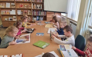 "Międzynarodowy Dzień Pisarzy" - zajęcia biblioteczne w grupie 5 - 6 latków (8)