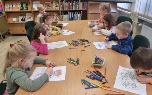 "Międzynarodowy Dzień Pisarzy" - zajęcia biblioteczne w grupie 5 - 6 latków (9)