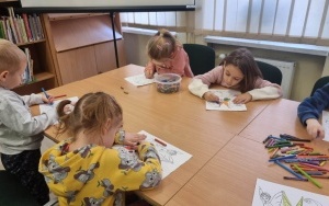 "Międzynarodowy Dzień Pisarzy" - zajęcia biblioteczne w grupie 5 - 6 latków (10)