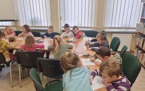 "Międzynarodowy Dzień Pisarzy" - zajęcia biblioteczne w grupie 5 - 6 latków (11)