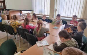 "Międzynarodowy Dzień Pisarzy" - zajęcia biblioteczne w grupie 5 - 6 latków (12)
