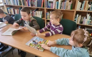 "Międzynarodowy Dzień Pisarzy" - zajęcia biblioteczne w grupie 5 - 6 latków (14)