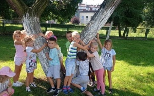 "Przytul się do drzewa" - udział w ogólnopolskiej kampanii (1)